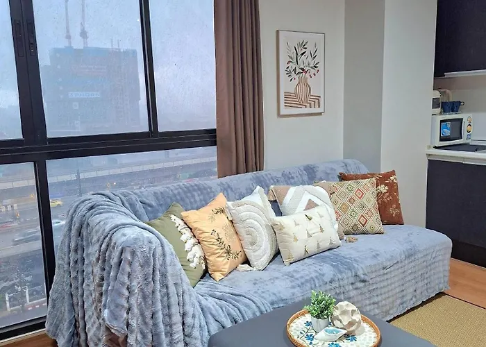 Апартаменты Cozy 1 Bedroom 40 Sqm Corner, 3 Mins To Bts Wutthakat Бангкок