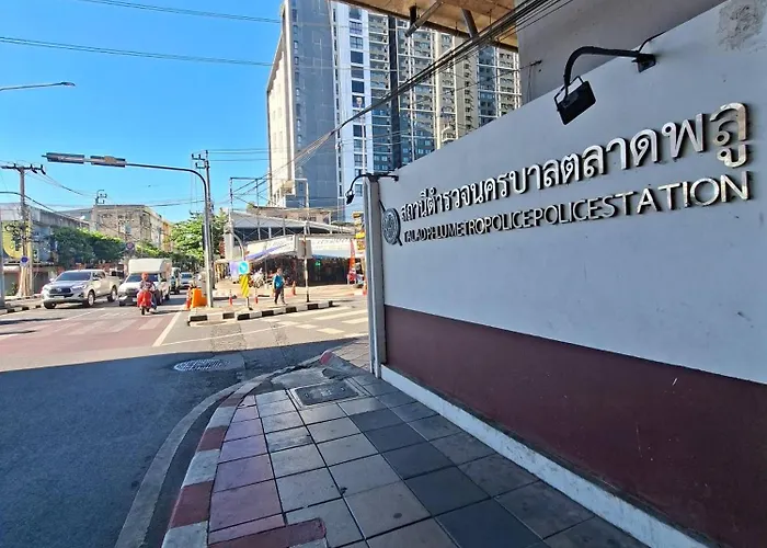 Cozy 1 Bedroom 40 Sqm Corner, 3 Mins To Bts Wutthakat Апартаменты Бангкок